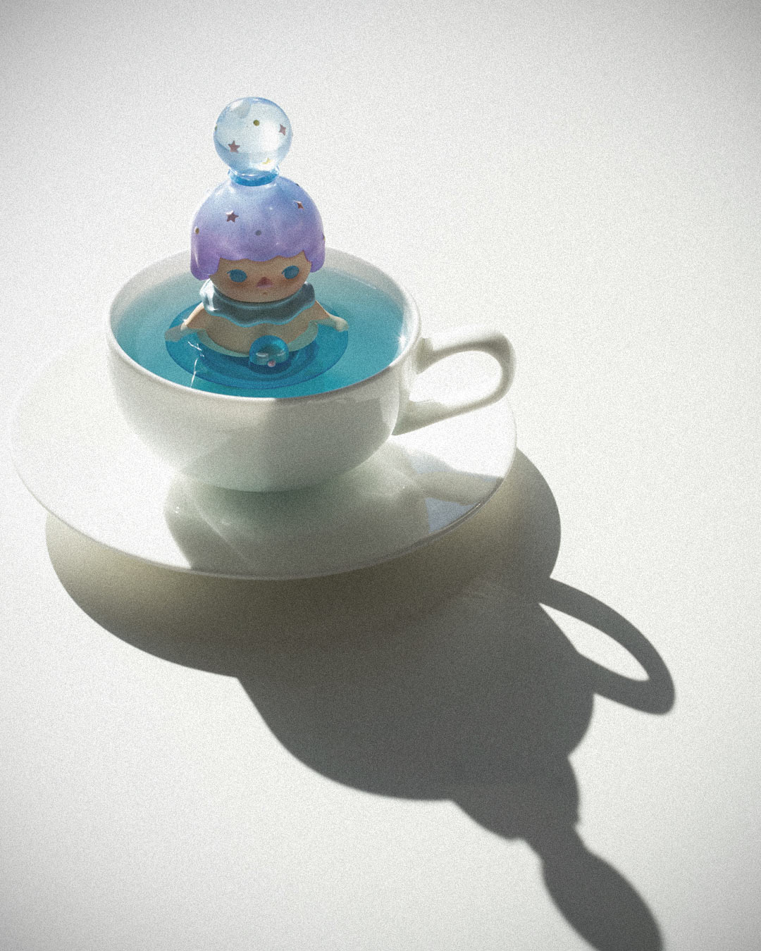 Deux mains collent des photos de décoration sur un mur blanc