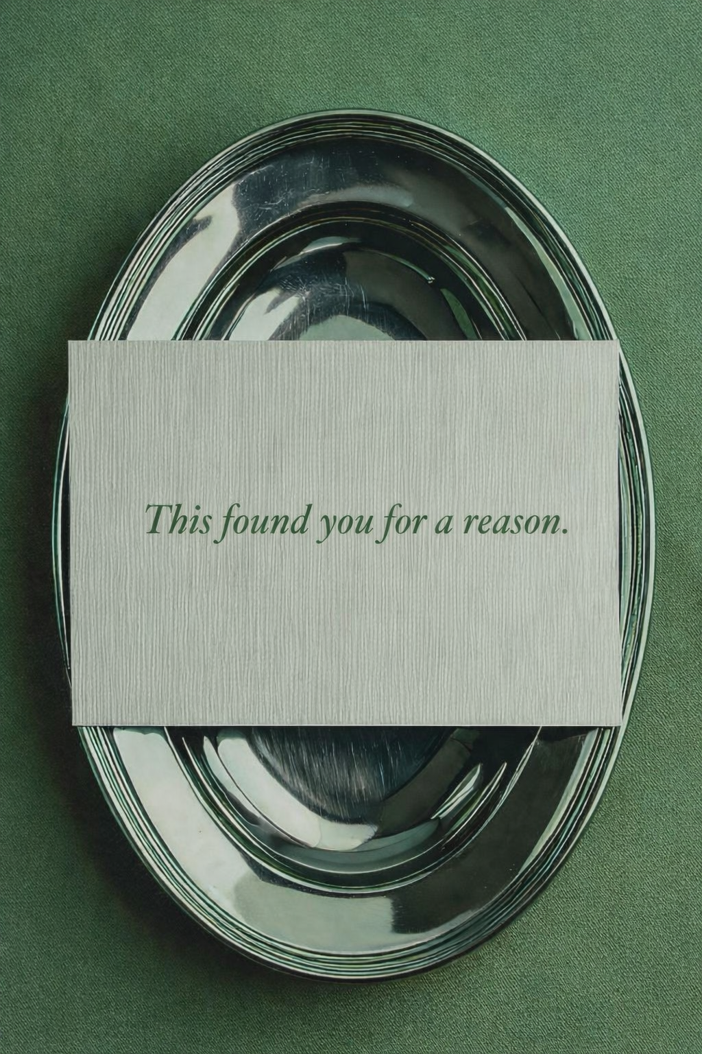 Une femme est de dos face à des photos accrochés à un mur blanc. Des ampoules de différentes longueurs sont suspendus au plafond.